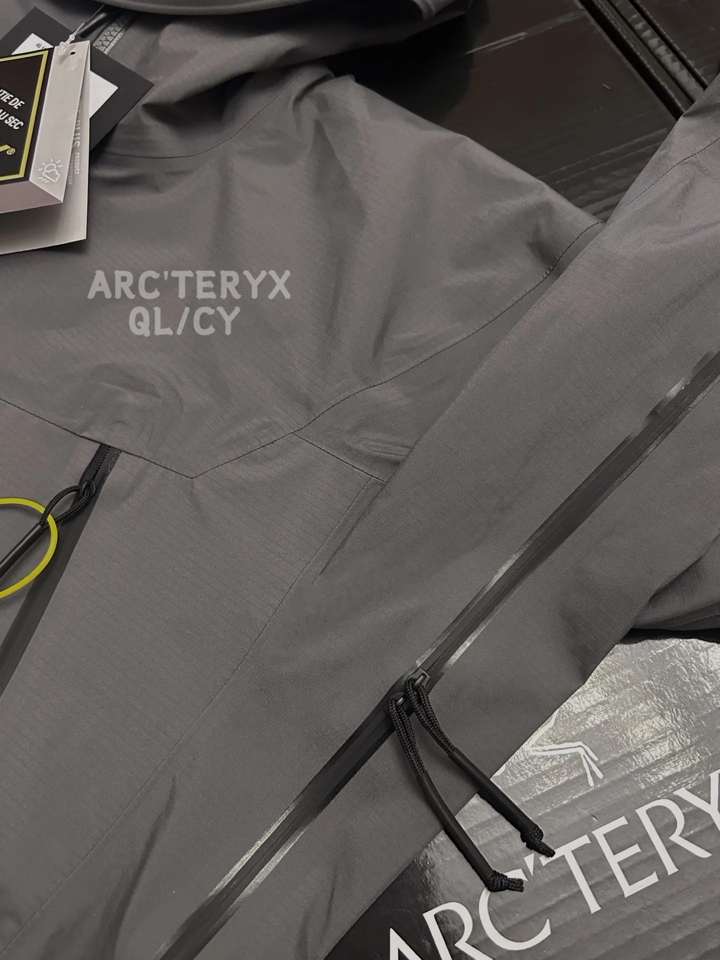 D 15 Alpha Lt • ： GORE-TEX Breathable ， + ， • Classic ： ， + ， • ：Black（Versatile ）、 Gray（ ）、 （ ）、 （ ） • ：ARC'TERYX ， ， ， / / ！ GORE-TEX 、 、 ， Black/ / / ， In Stock，Quality ， 💯